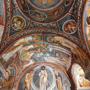 L'église sombre ("Dark Church", "Karanlık Kilise") est l'église rupestre la plus célèbre de Cappadoce.  Elle se trouve à l'intérieur du musée en plein air de Göreme et témoigne de la présence chrétienne au milieu du XIe siècle. Après de nombreuses allées et venues - et bien des péripéties - les peintures ont été restaurées dans les annees 1980. #turkey #cappadocia #göreme